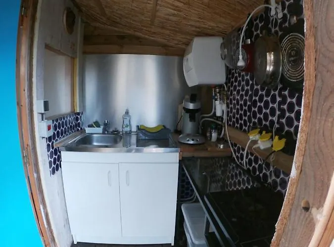 Kemping Dans Un Pommier *